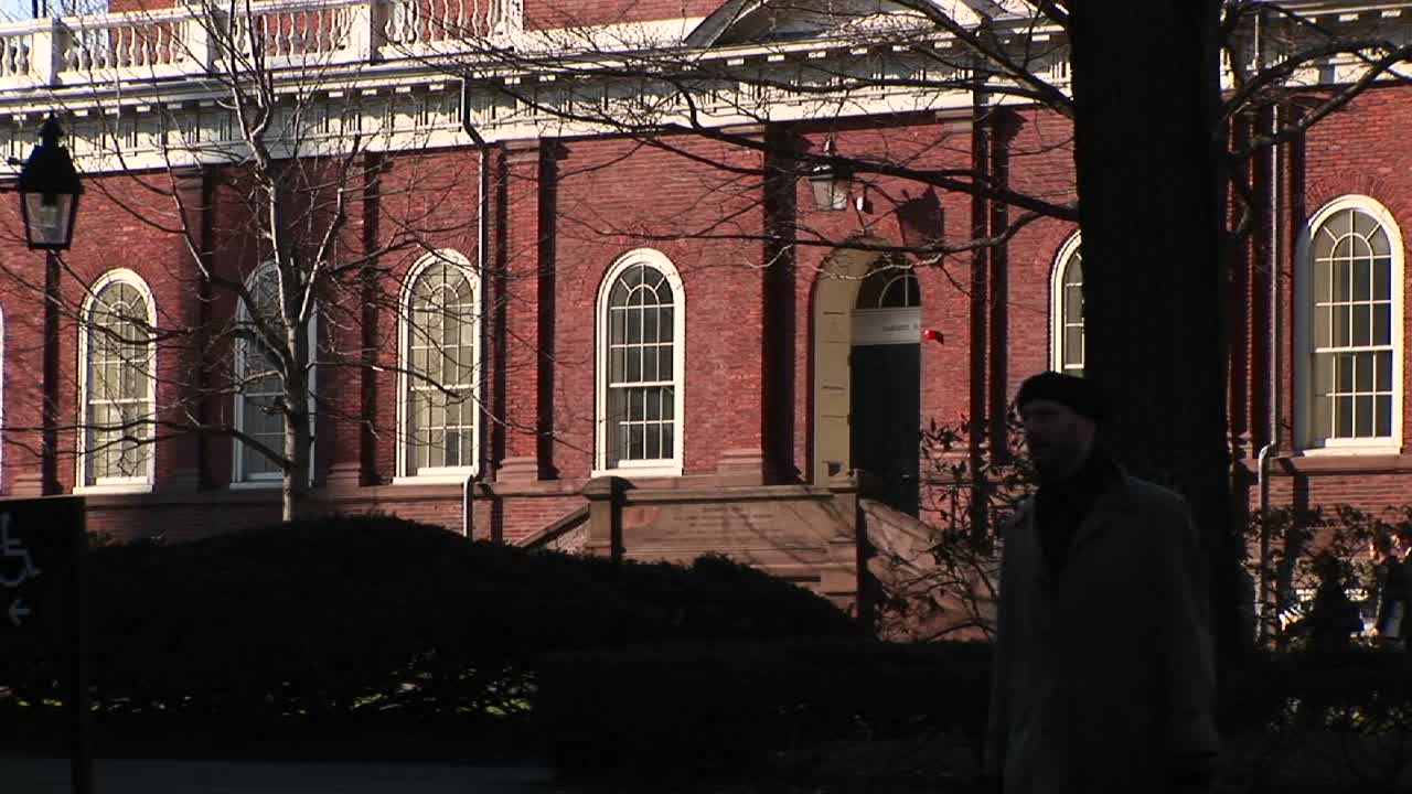 카메라는 식민지 스타일의 건축 양식으로 설계된 하버드 대학 건물에 초점을 맞춥니다.