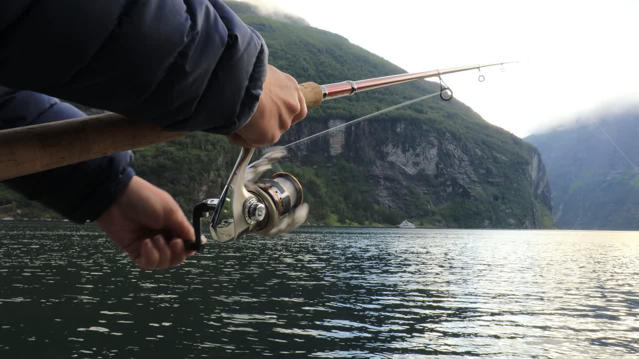 Wanita memancing dengan joran di Norwegia