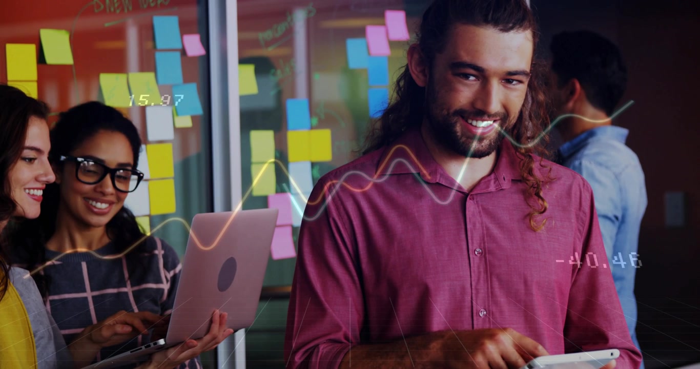 Uomo che tocca un tablet e team che aggiorna un piano con post-it per una revisione aziendale mentre i dati aumentano sul gruppo
