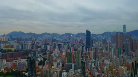 Drone-shot-,traveling-to-the-right,-of-a-big-city-during-a-cloudy-day-with-business-buildings-in-the-distance-2