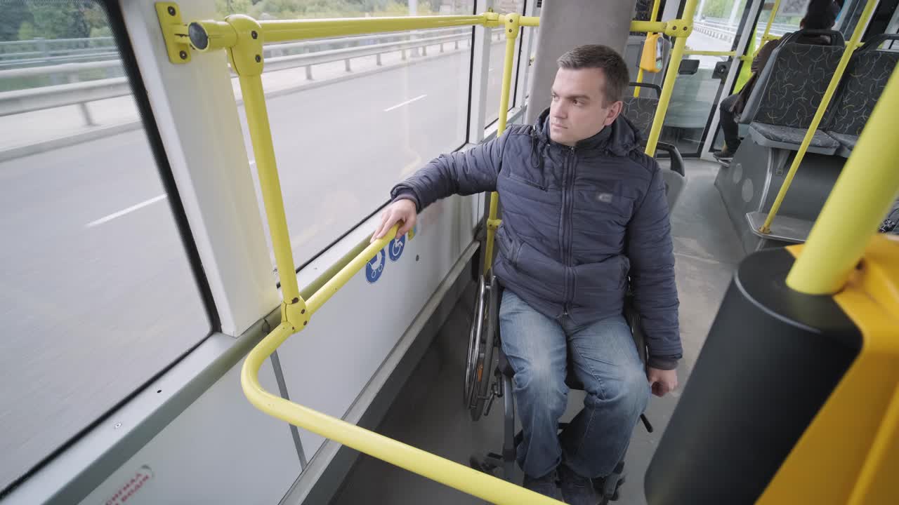 Pessoa com deficiência física dentro de transporte público com rampa acessível