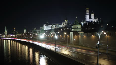 Muelle-Cerca-Del-Lapso-Nocturno-Del-Kremlin-De-Moscú-Con-Desenfoque-De-Movimiento