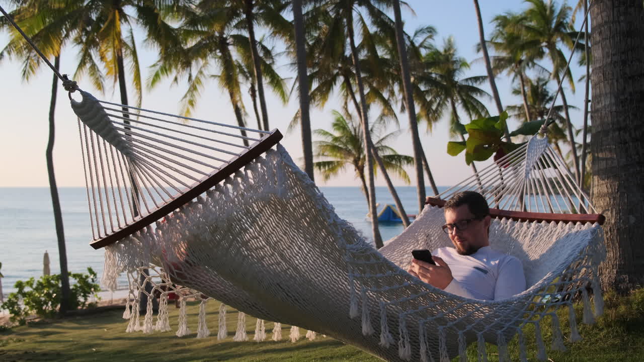 relajándose en una hamaca en una playa tropical