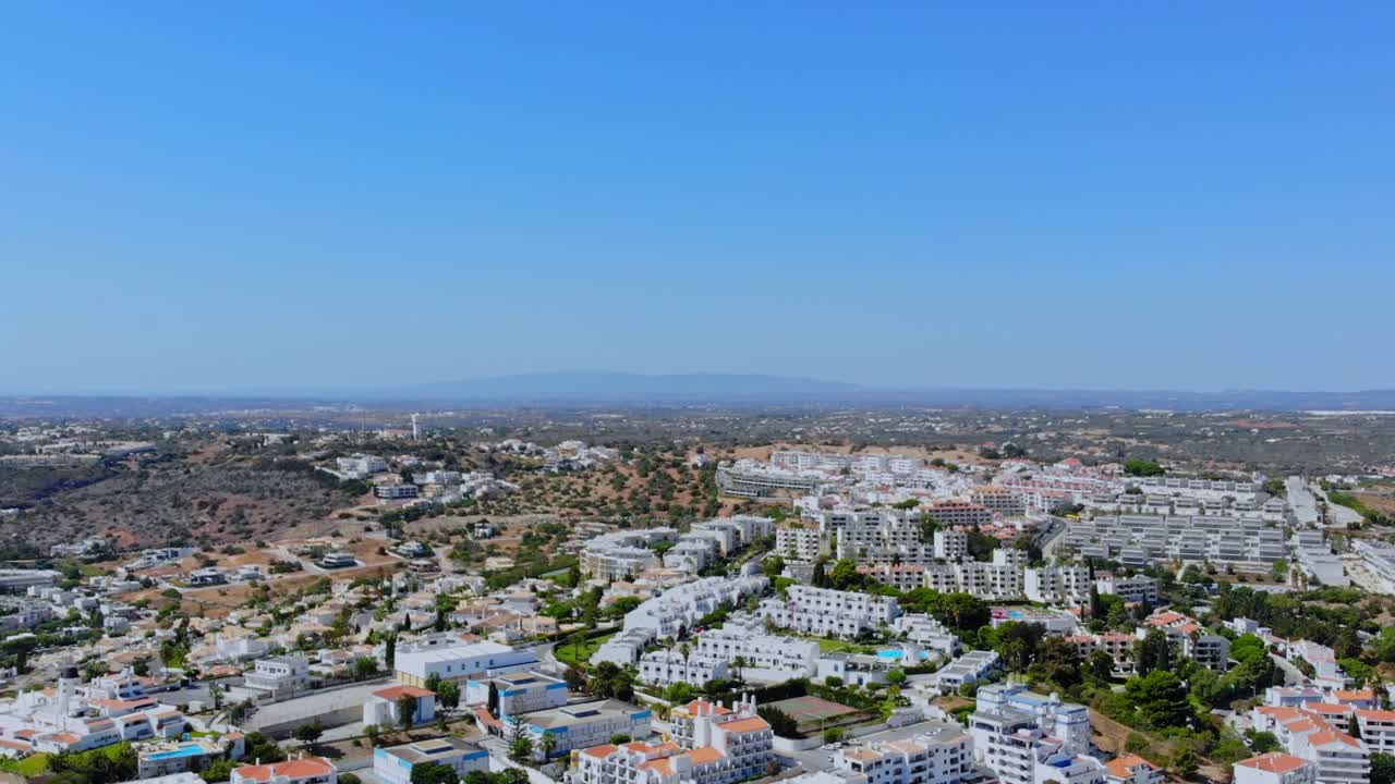Toma de dron con una colina que se alza en el horizonte.