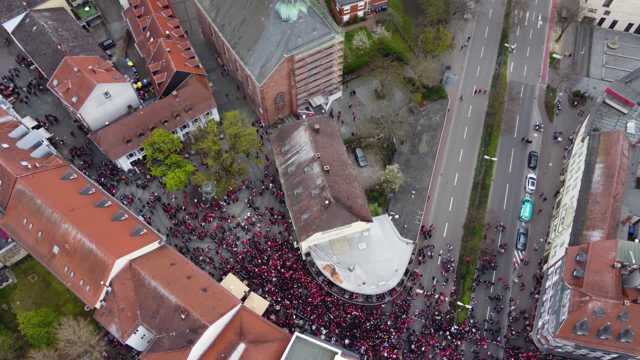 multitudes se reúnen afuera en alemania después de un partido de fútbol fc kaiserslautern
