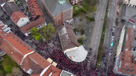 menschenmengen versammeln sich in deutschland nach einem fußballspiel des fc kaiserslautern