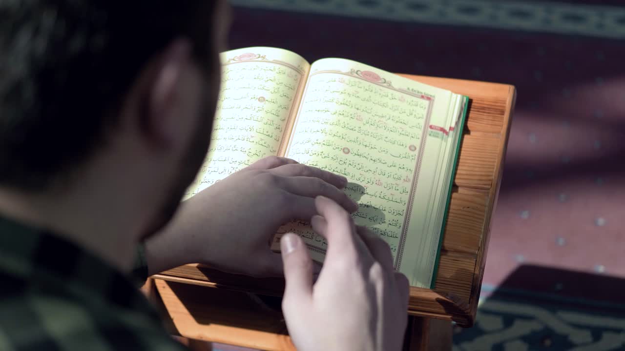 Giovane uomo musulmano che legge il Corano in moschea 2