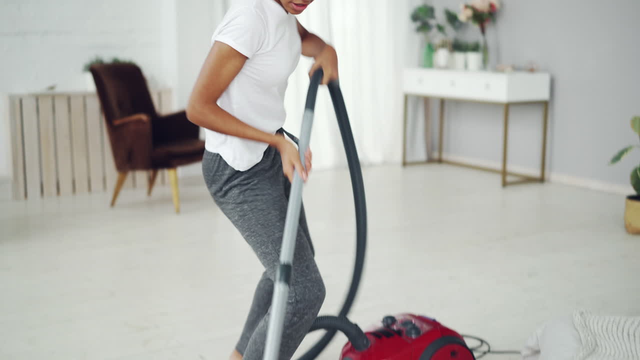 mujer limpiando y bailando