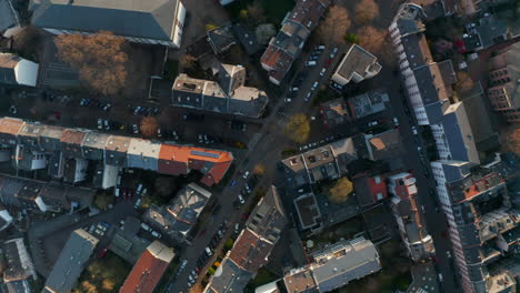 Vista-Aérea-De-Pájaros-Desde-Arriba-Hacia-Abajo-De-Casas-Y-Calles-En-El-Barrio-De-Bornheim.-Lentamente-Alejándose-Y-Girando.-Fráncfort-Del-Meno,-Alemania