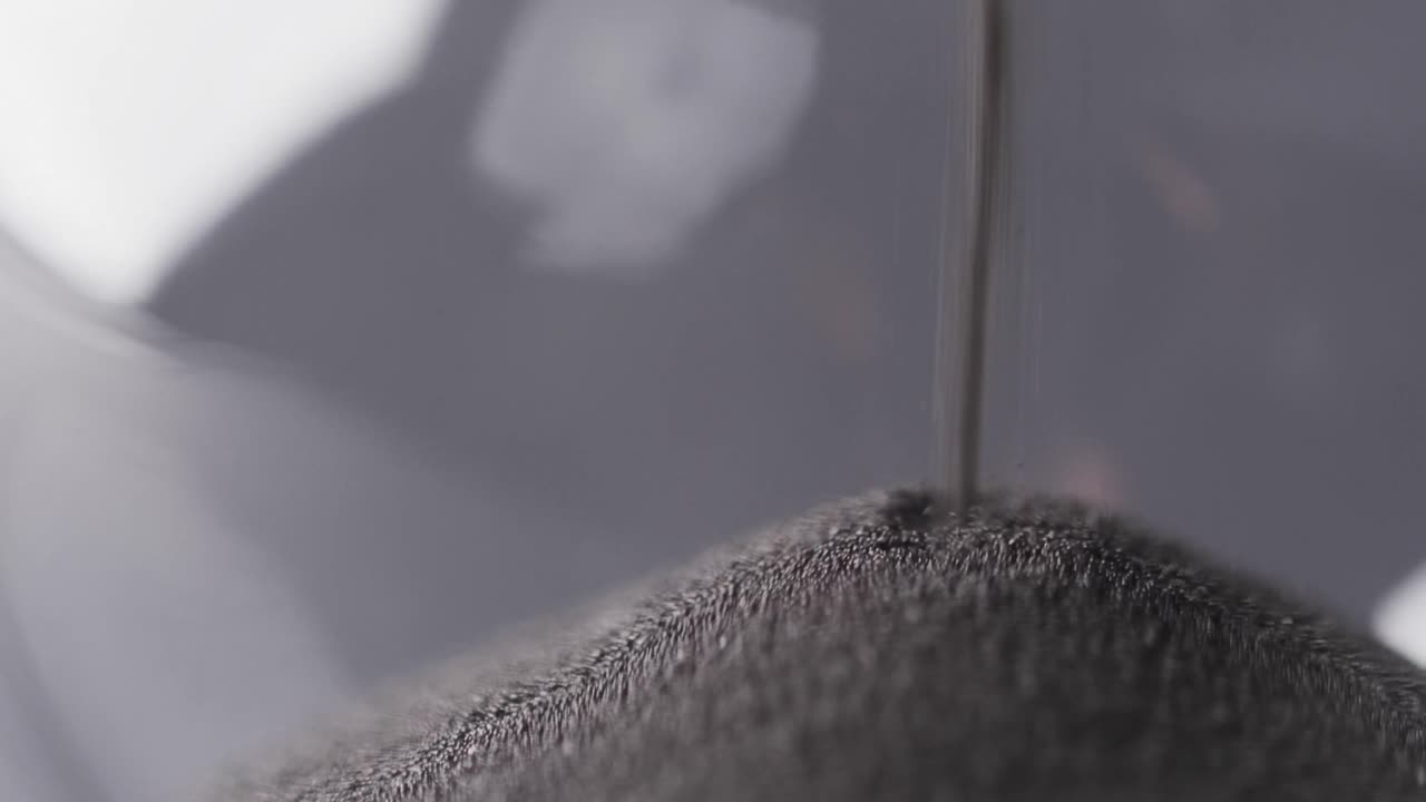 모래 를  ⁇ 는 모래 시계 의 클로즈업 영상, 회색 배경 에 있는 공간 을 복사