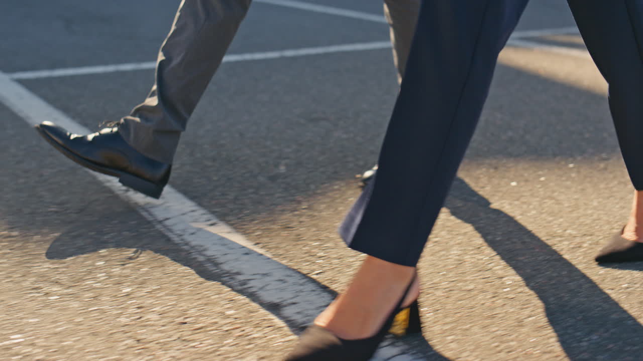 두 명의 사업가들이 빛 아침에 길을 고 있습니다. 동료들의 발.