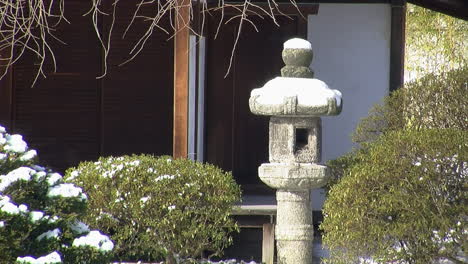 Steinlaterne-Im-Japanischen-Garten-Im-Winter