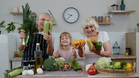 nieta con abuelos mayores que recomiendan comer alimentos vegetales crudos. dieta de nutrición