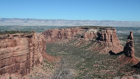 View-of-Independence-Monument-and-Monument-Canyon-in-Colorado's-National-Monument-park,-Pan
