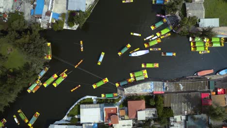 drone desciende sobre coloridas trajineras de xochimilco