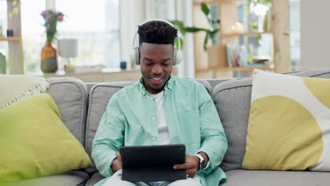 Casa,-Auriculares-Y-Hombre-Negro-Con-Tableta