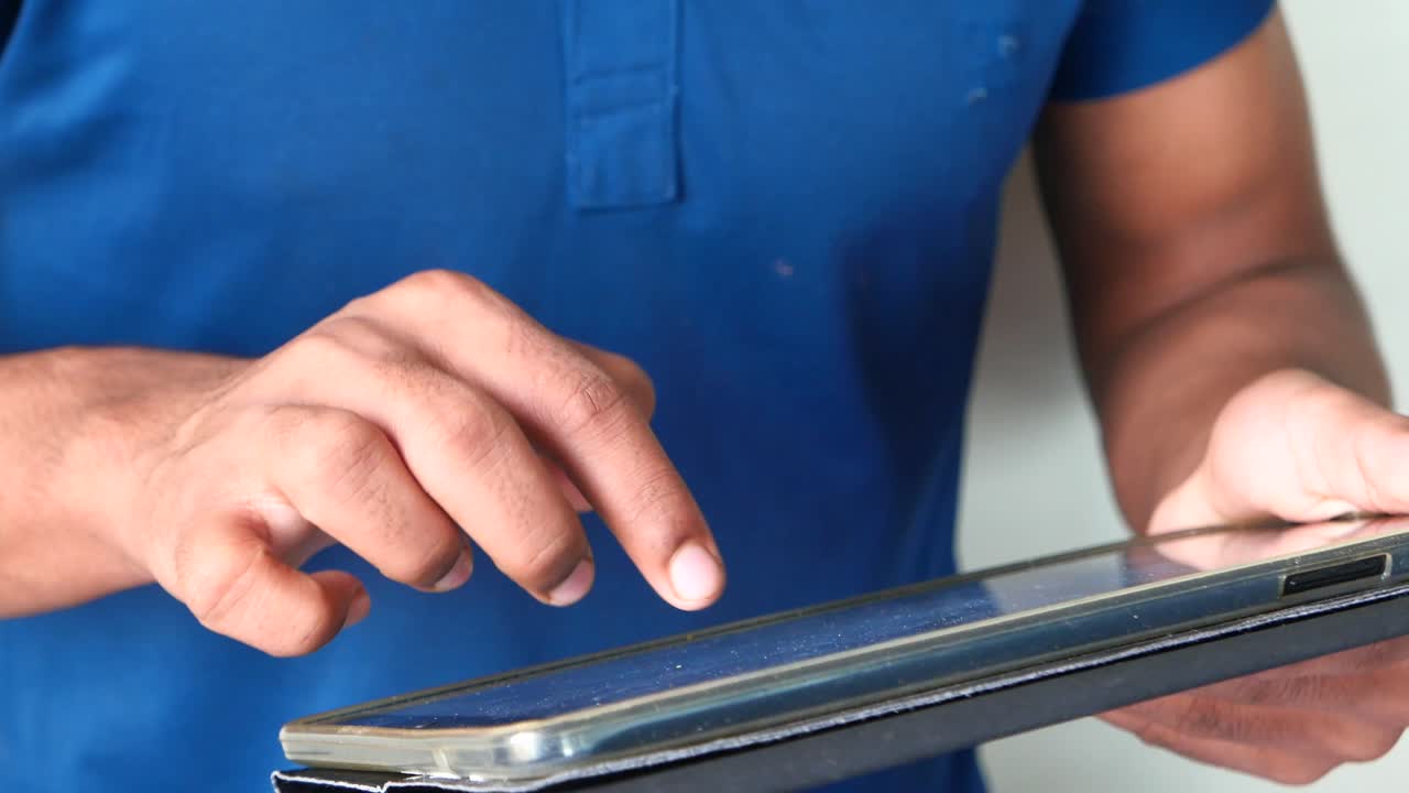 persona que utiliza una tableta