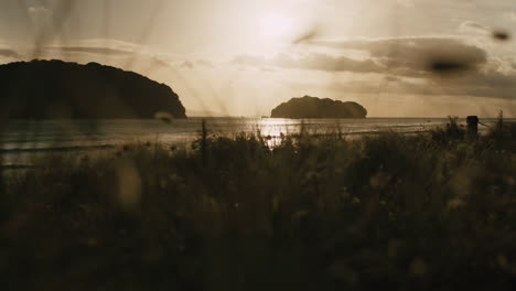 amanecer en la playa de whangamata coromandel, nueva zelanda