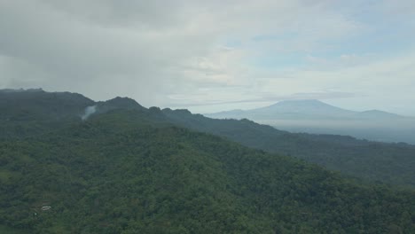 Vista-Aérea-De-Colinas,-Bosques-Y-Montañas-En-La-Mañana-Brumosa