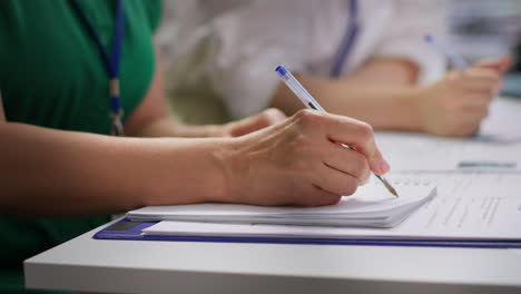 hr reclutadores entrevistando a un solicitante de empleo y tomando notas durante la reunión