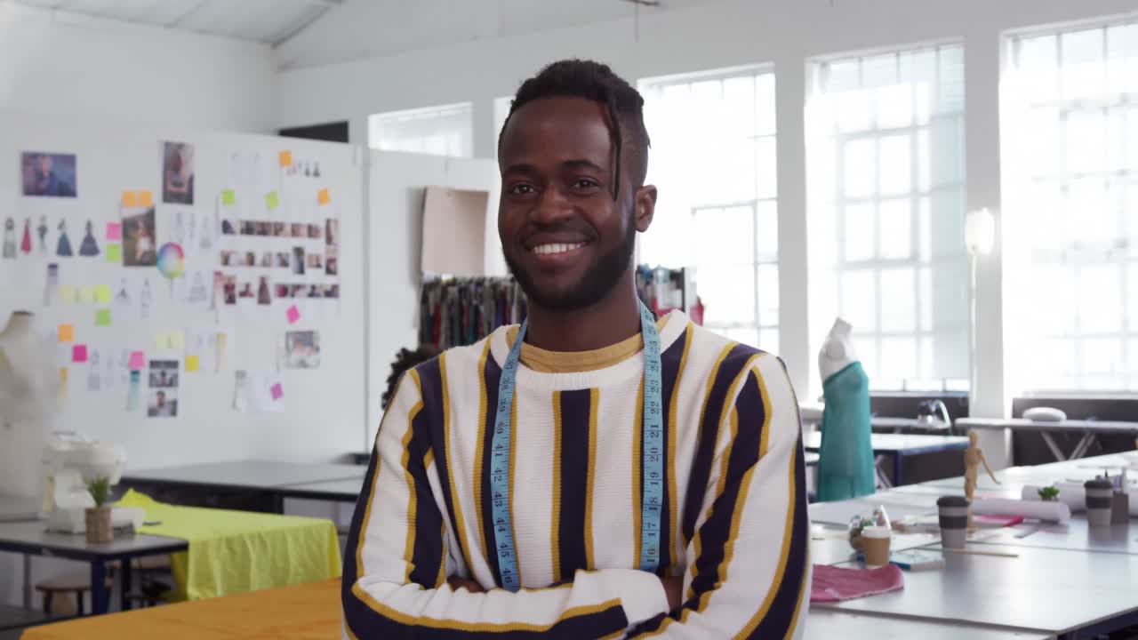 hombre de raza mixta trabajando en una oficina creativa