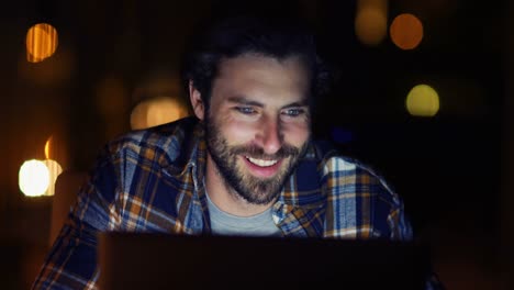 ejecutivo de negocios trabajando en una computadora portátil