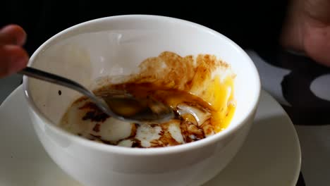comer un huevo medio hervido con salsa de soja