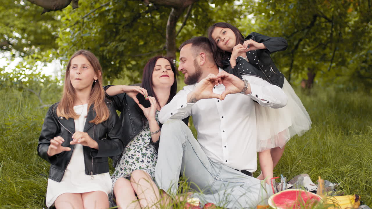 공원에서 행복한 가족 피크닉