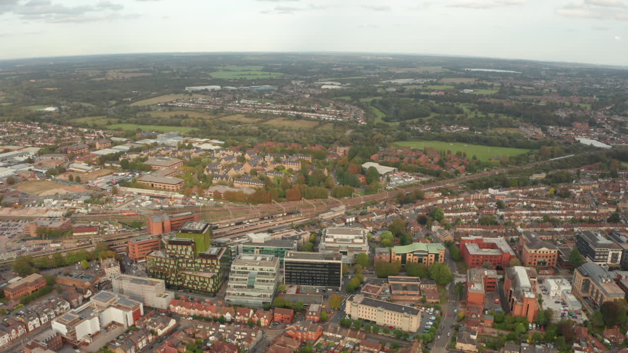 tomada aérea de un tren de alta velocidad que pasa por la estación de watford