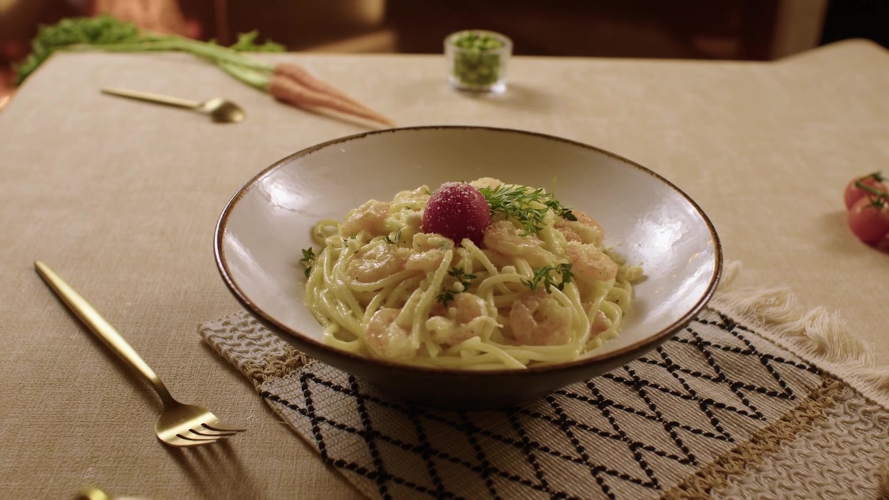 Piatto gourmet di spaghetti con gamberi e salsa cremosa, pronto per una cena elegante.