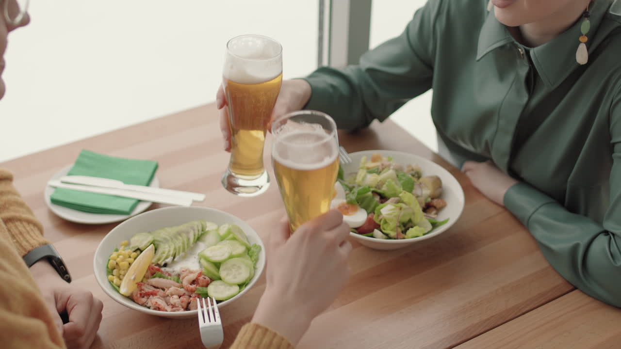 두 친구가 술집에서 만난다.