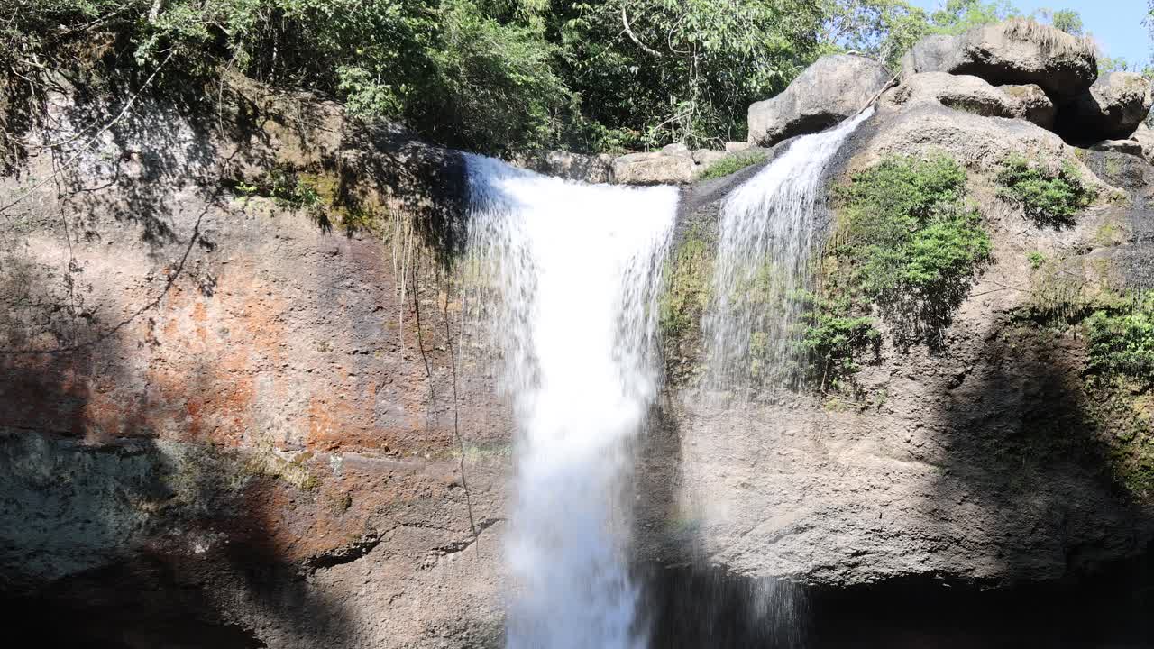 cataratas en cascada rodeadas de vegetación exuberante