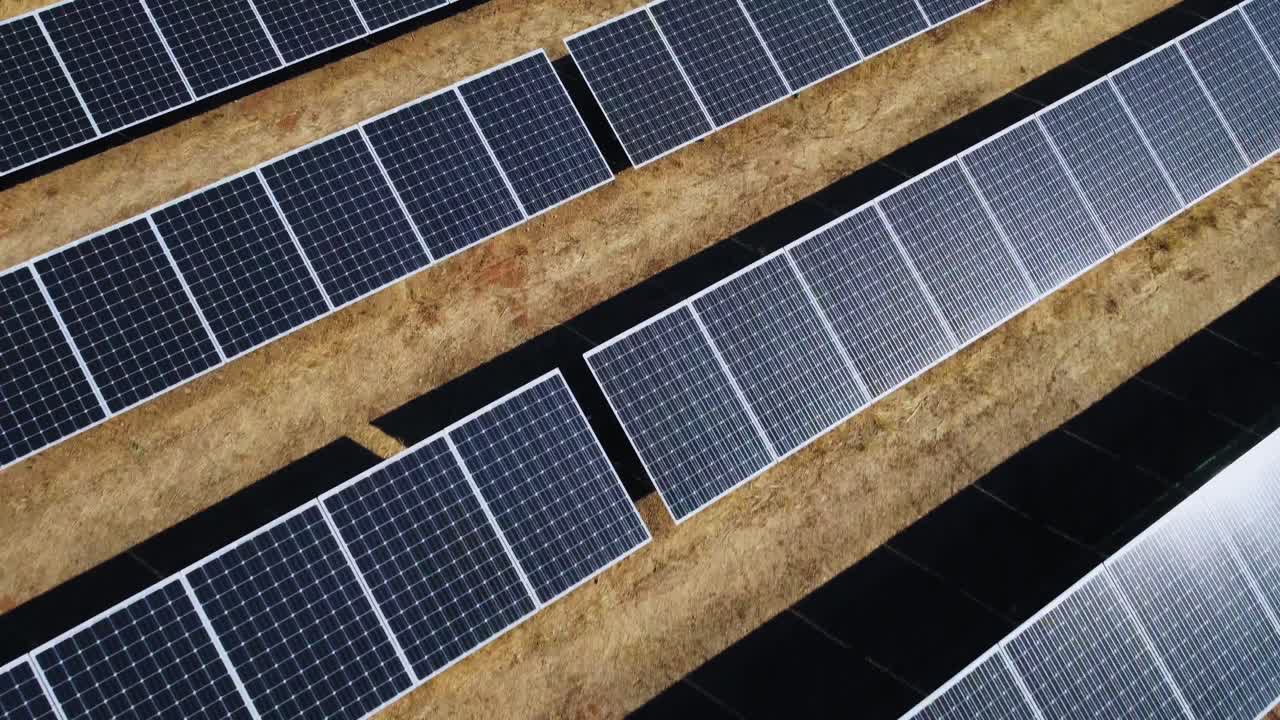 parque solar, nueva planta de energía solar, vista aérea de la matriz de paneles, revelador disparo de drones