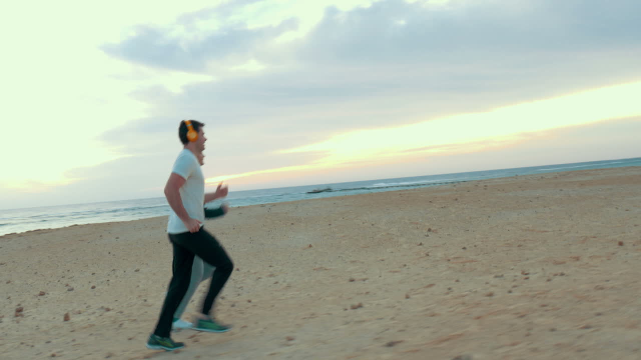 Allenamento insieme a ritmo di musica all'aperto