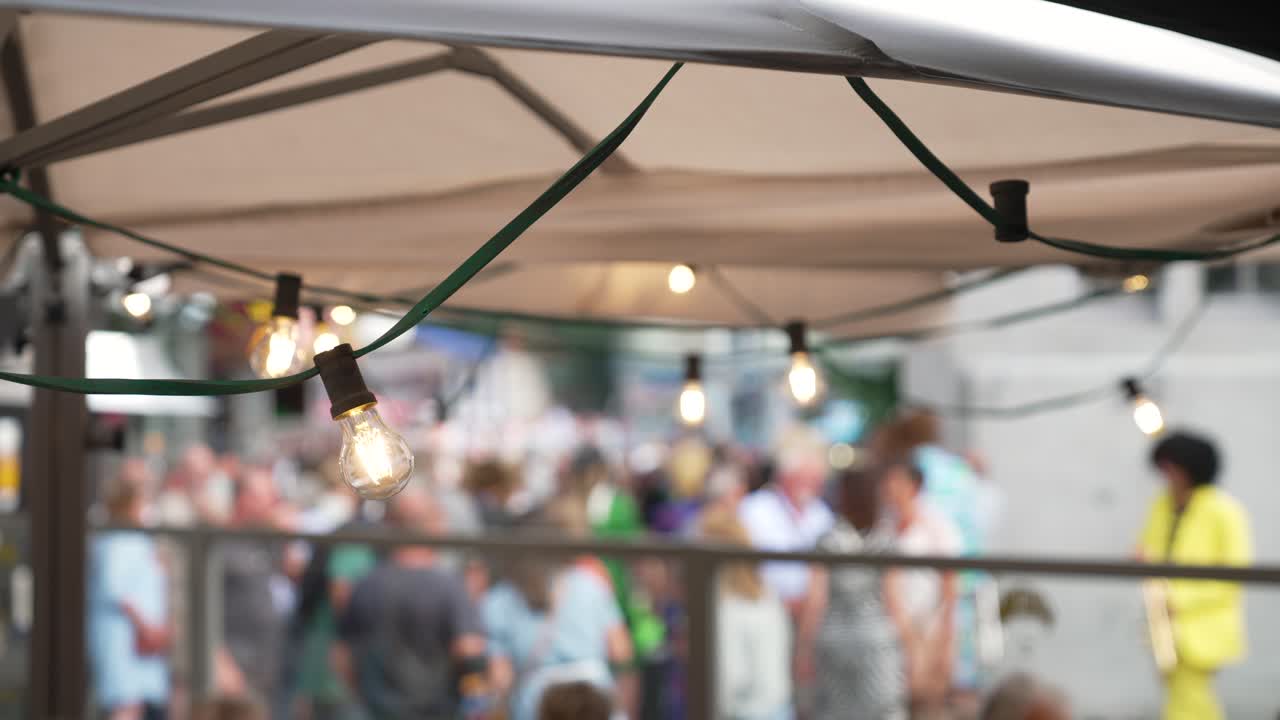 파티 모임에서 붐비는 도심에서 초점을 잃고 알아볼 수 없는 사람들