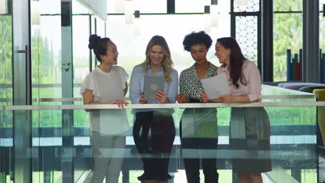 Equipo-De-Negocios-Femenino-Multicultural-Con-Reunión-De-Tableta-Digital-Dentro-De-Un-Moderno-Edificio-De-Oficinas