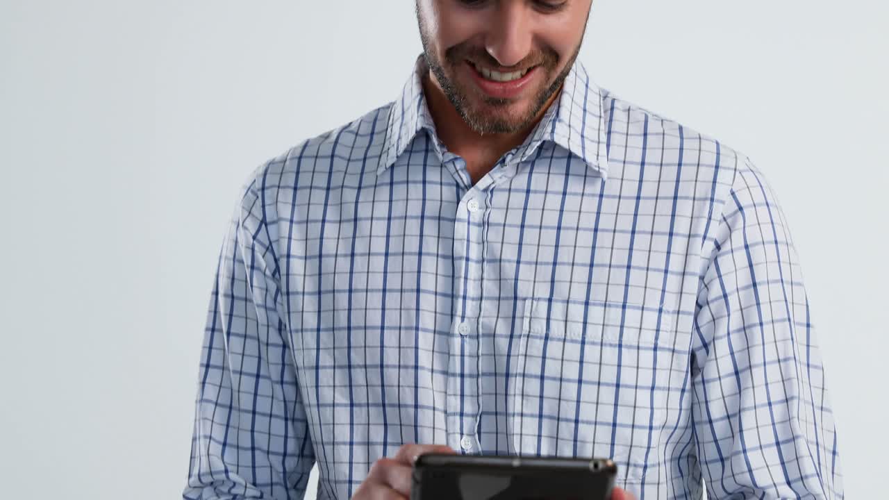 retrato de un hombre sonriente usando una tableta digital 4k