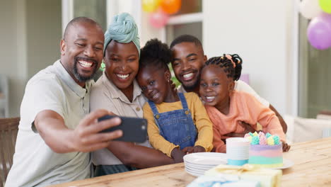 Schwarze-Familie,-Selfie-Und-Geburtstag-Von-Kindern