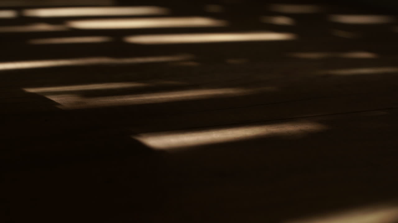 전기 창 셔터가 열리는 그림자 - 쪽모이 세공 마루 바닥에 표시