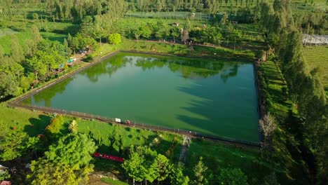 lago artificial como suministro de agua para la agricultura durante la estación seca.