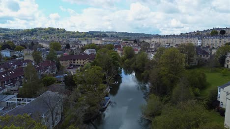 Vista-Luftaufnahme-Der-Stadt-Bath,-Großbritannien-Und-Des-Flusses-Avon