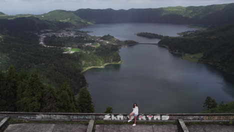 Frau-Mit-Blick-Auf-Die-Lagune-Von-Sieben-Städten-Vom-Monte-Palace,-São-Miguel,-Azoren