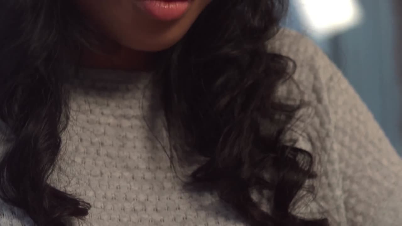 mujer de negocios casual usando su tableta