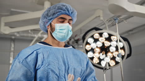 cirujano en la sala de operaciones