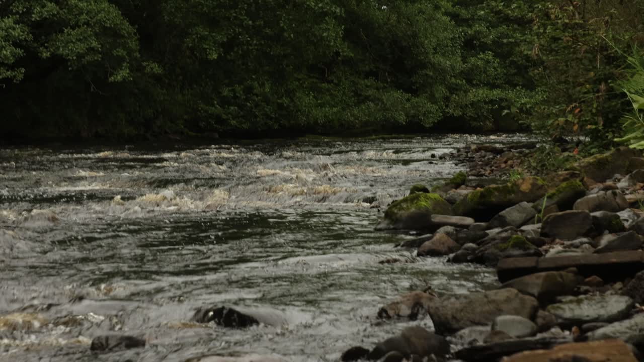 Lenta panoramica di una sezione di fiume impetuosa in Scozia.
