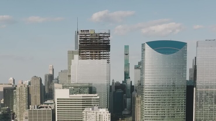 Vista aerea degli edifici di Chicago sotto un cielo sereno alla luce del giorno