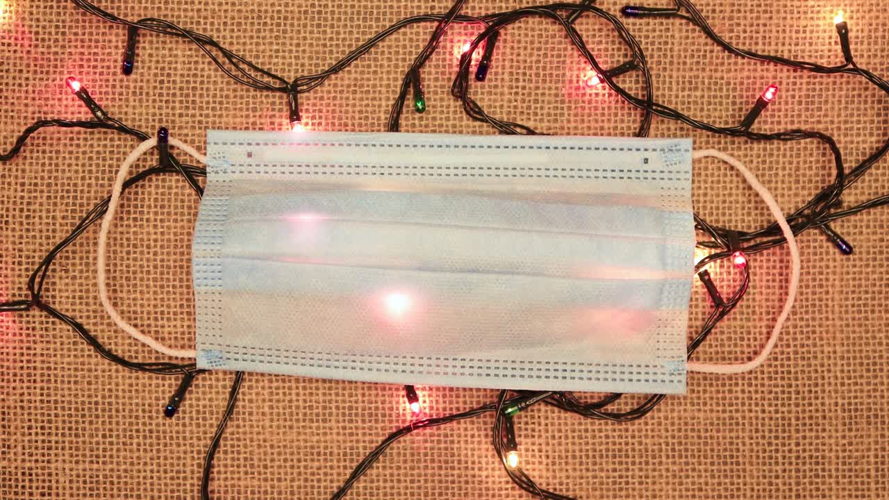 크리스마스 박이는 꽃줄과 의료 마스크