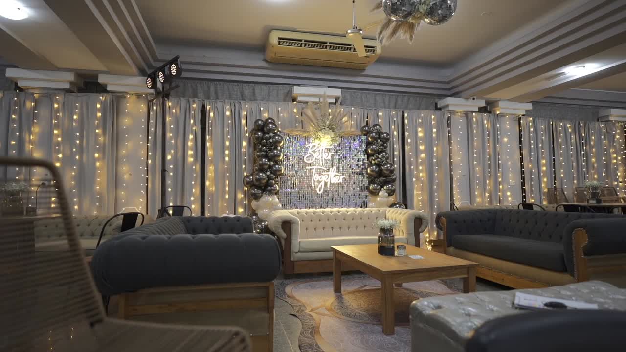 화려하게 장식된 내부 빈 웨딩 홀의 돌리