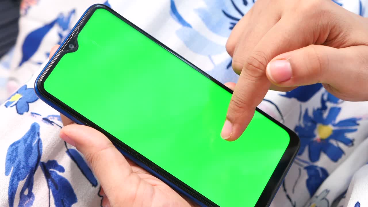 스마트 폰을 사용하는 여성의 손의 클로즈업,