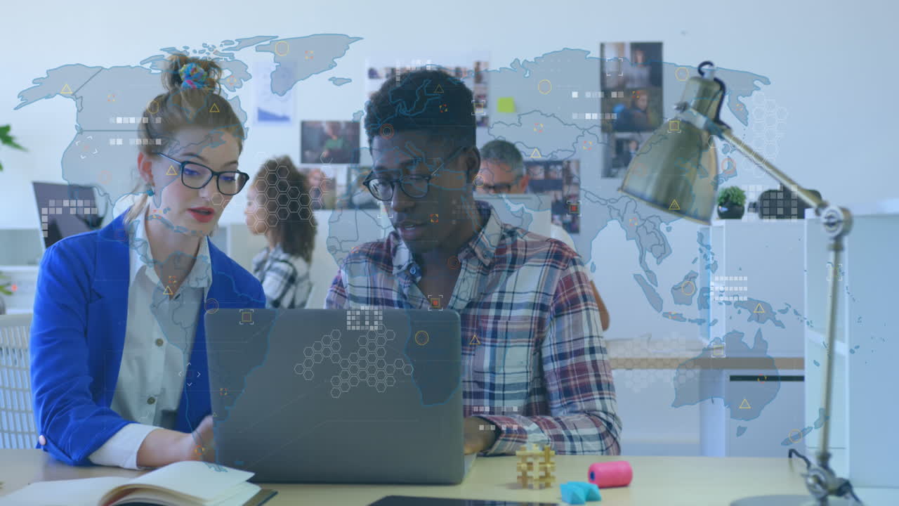animación del mapa del mundo sobre diversas personas de negocios.
